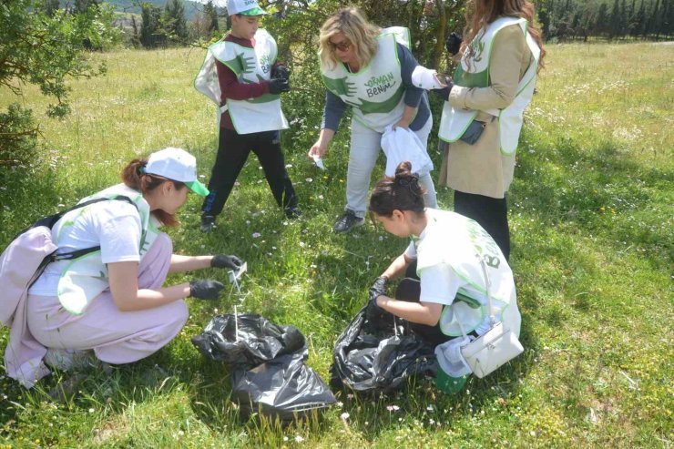 Balıkesir’de vatandaşlar ormanda yangına karşı çevre temizliği yaptı