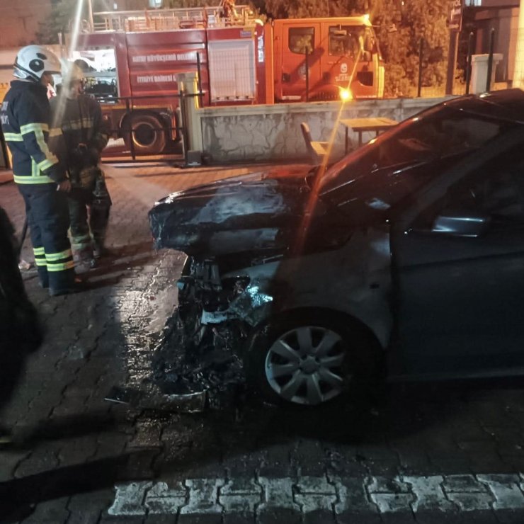 Dörtyol’da otomobilin motor kısmından alevler yükseldi