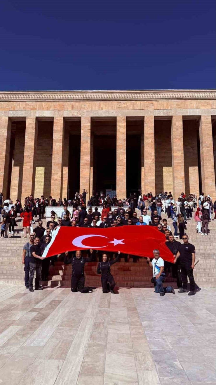Motorculardan Anıtkabir’e "bayrak sürüşü"