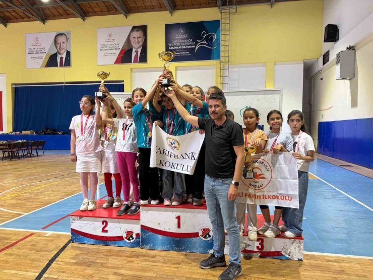 Nazilli Vakıfbank İlkokulu kızları satrançta Aydın şampiyonu oldu