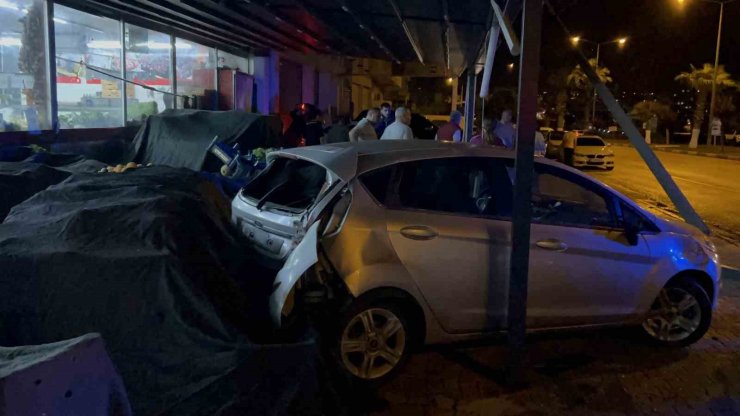 Osmaniye’de kontrolden çıkan otomobil marketin manav bölümüne girdi