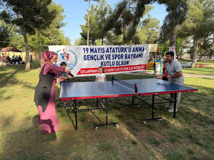 Gençler, vatandaşlarla tenis oynadı