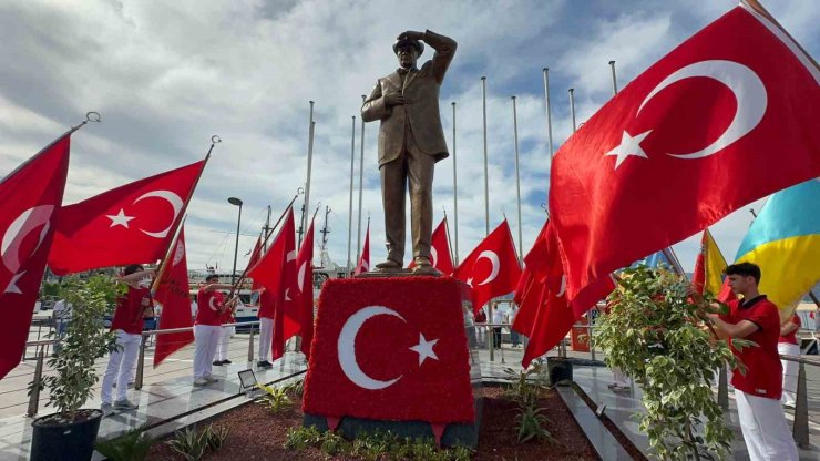 Marmaris’te 19 Mayıs coşkusu çelenk sunumu ile başladı