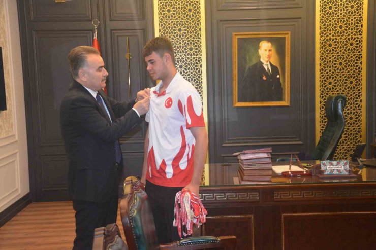 Edremitli muaythai sporcusu dünya şampiyonluğu için Malezya yolcusu