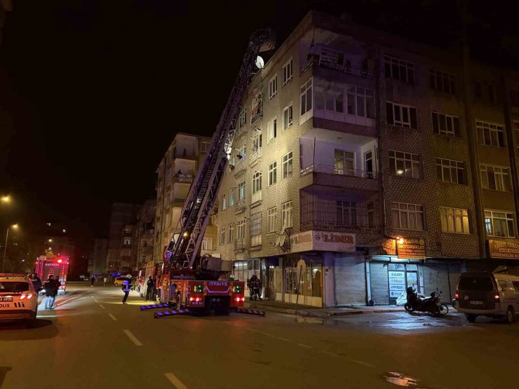 Bodrum katta çıkan yangın paniğe neden oldu