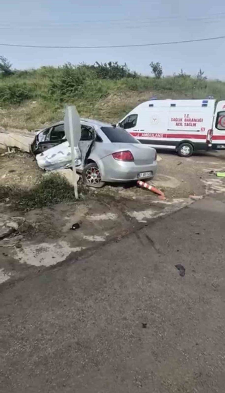 İzmit’te otomobil ile belediye otobüsü çarpıştı: 3 yaralı