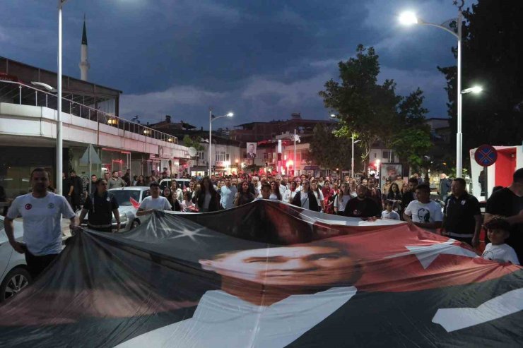 Gençlik coşkusu Sarıgöl sokaklarını aydınlattı