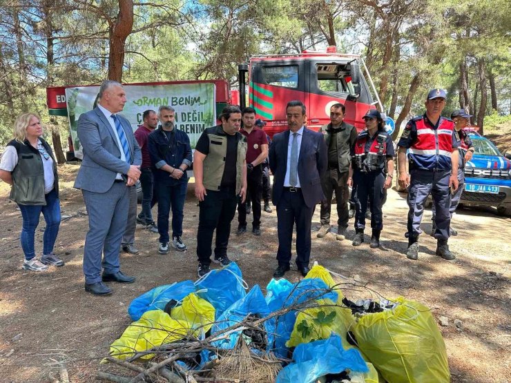 Burhaniye’de orman yangınlarına karşı ormanda çöp toplama etkinliği yapıldı