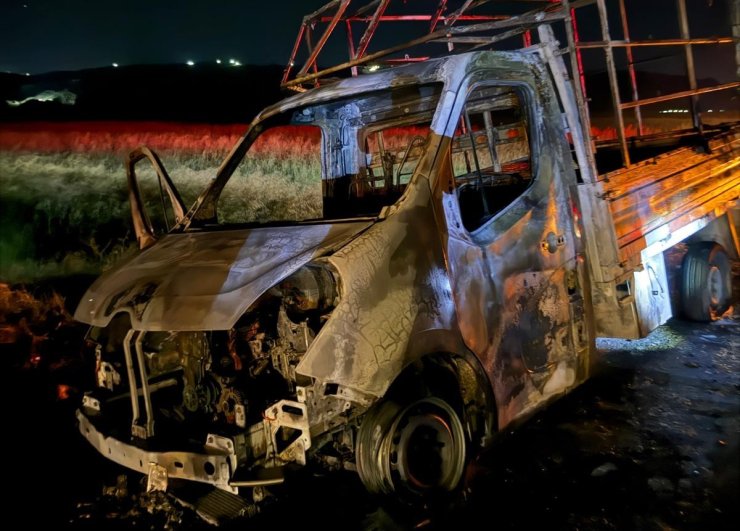 Şırnak’ta seyir halindeki kamyonet alev aldı