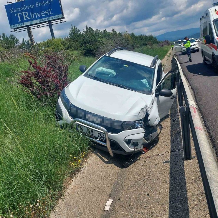 Otoyol’da direksiyon başında uyuduğu iddia edilen sürücü bariyerlere çarptı: 1 yaralı