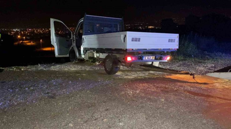 Direksiyon hakimiyetini kaybeden sürücü şarampole uçtu