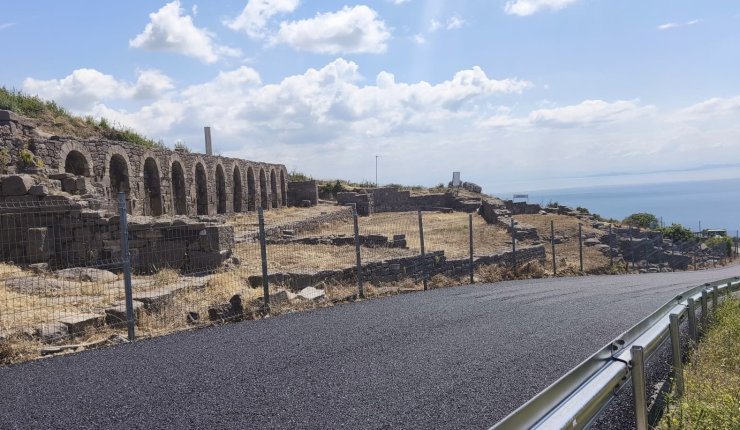 Çanakkale’de Assos Antik Liman Yolu’nda sıcak asfalt dökme çalışmaları başladı