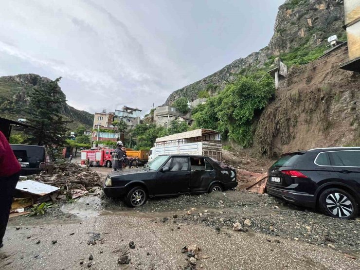 Hatay’da sağanak yağış nedeniyle müstakil ev çöktü: 1 ölü, 2 yaralı