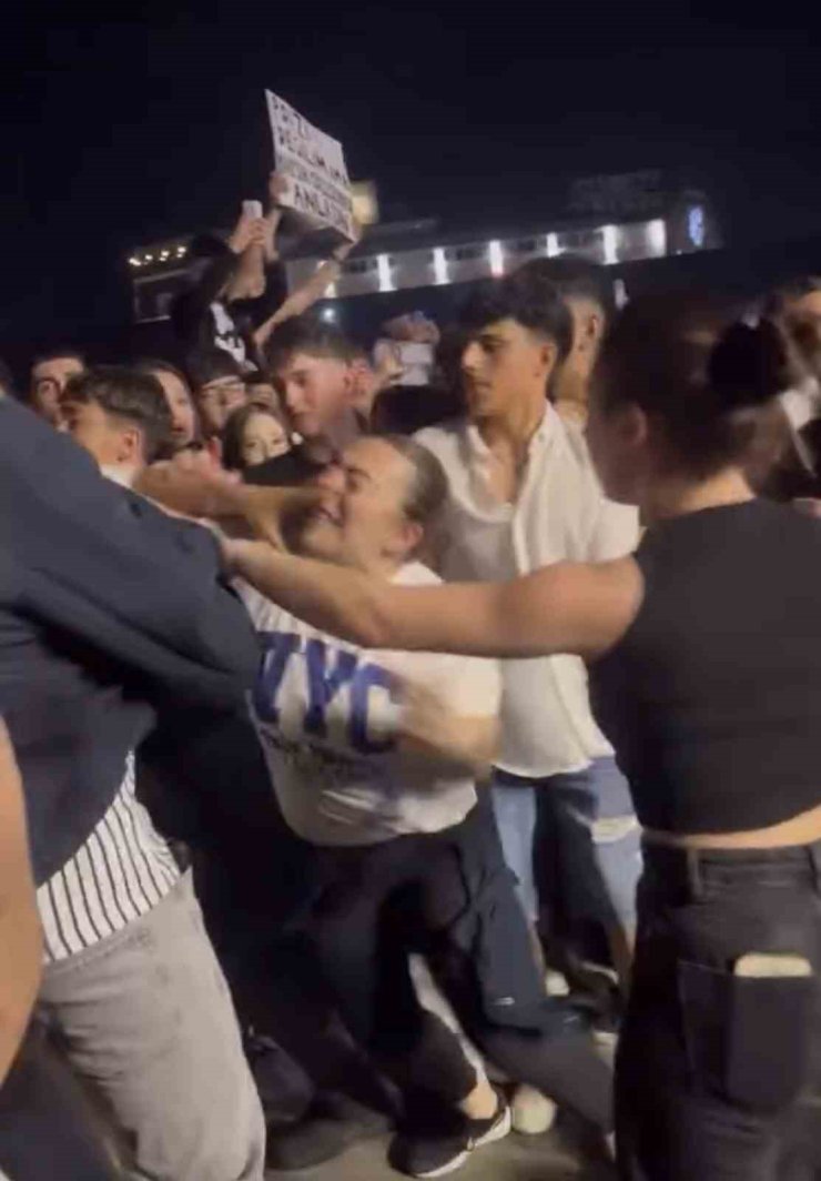 Konserde tekme ve yumruklar havada uçuştu