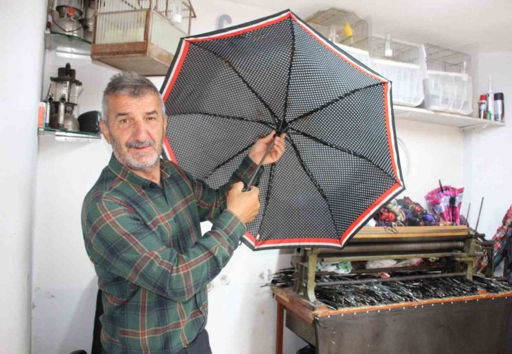 Yağmurun başkentinde 40 yıldır şemsiye tamir ediyor