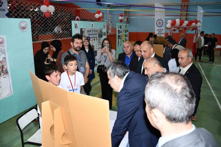 Öğrenciler projelerini ’Bilim Fuarı’nda tanıttı