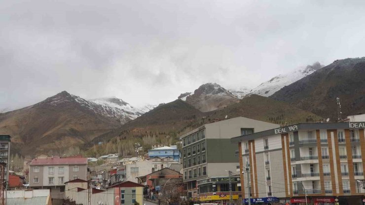 Başkale’de mayıs ayında yüksek kesimler beyaza büründü