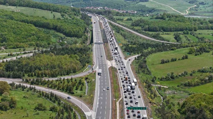 Bolu geçişinde bayram trafiği erken başladı: Yollarda uzun kuyruklar oluştu