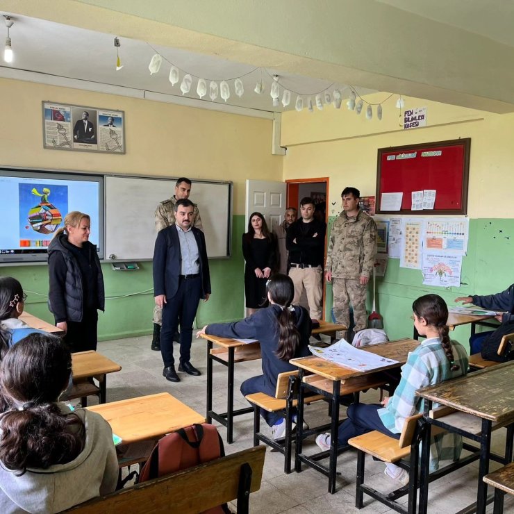 Dicle Kaymakamı Atış, öğrenci ve öğretmenlerle bir araya geldi
