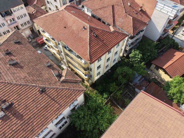 Düzce’de 3 katlı binada yangın paniği