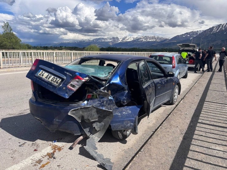 Erzincan-Çağlayan Karayolu’nda trafik kazası: 2 yaralı