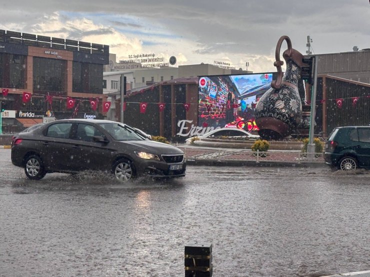 Erzincan’da sağanak nedeniyle cadde ve sokaklar su altında kaldı