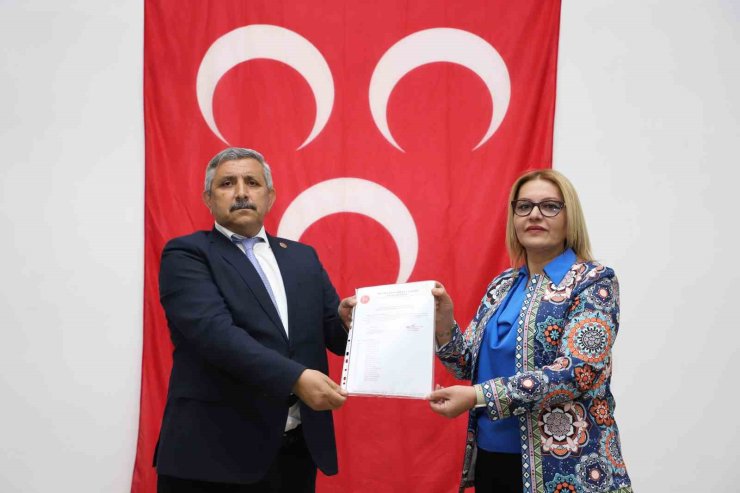 MHP ilçe başkanı Gündoğdu mazbatasını alarak göreve başladı