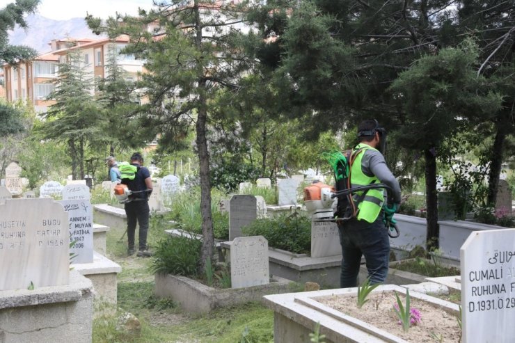 Niğde’de mezarlıklar Kurban Bayramı ziyaretlerine hazırlanıyor
