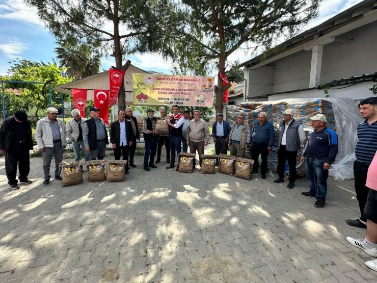 Koçarlı’da 3 bin kilo ayçiçeği tohumu üreticilere dağıtıldı