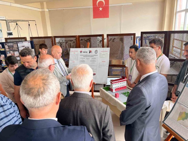 Tekirdağ’da gençler projelerini bilim fuarında sergiledi