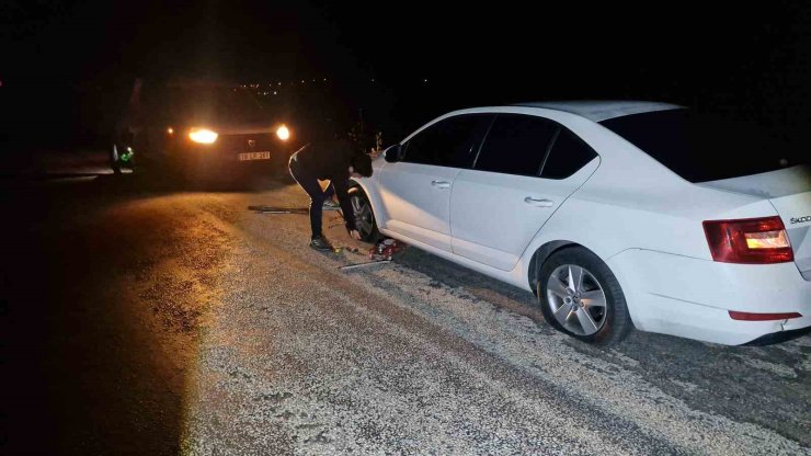 Çukurlara giren 5 aracın lastiği patladı