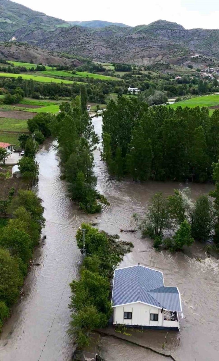 Tokat’ta taşkında mahsur kalan araç son anda kurtarıldı