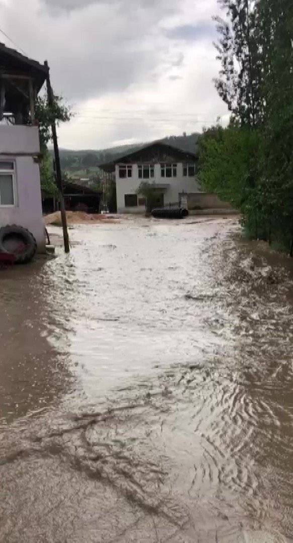 Amasya’da şiddetli yağmur köy yollarını dereye çevirdi