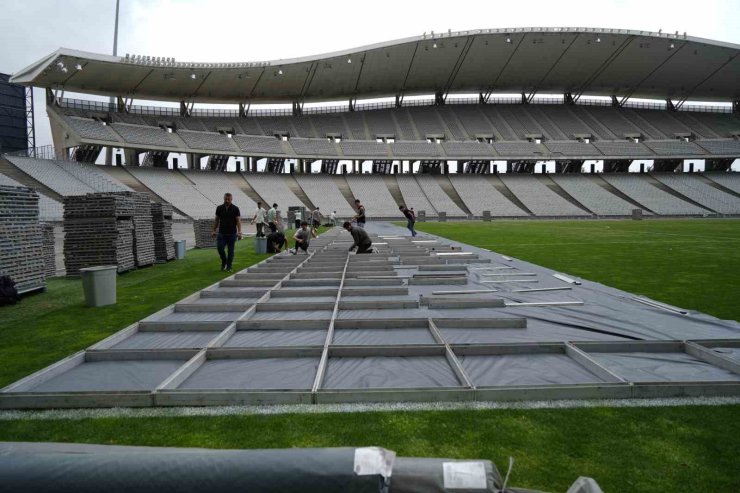 Kanye West’in İstanbul’daki 100 bin kişilik konserine "Travis Scott" sürprizi