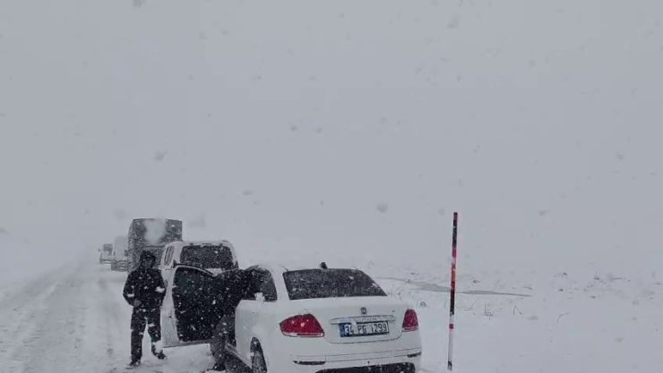 Palandöken geçidinde kar ve tipi etkili oldu