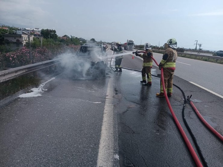Alevlere teslim olan otomobil kullanılamaz hale geldi