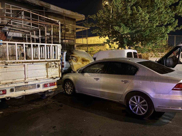Kayseri’de yolda arızalanan otomobil sanayide alev aldı