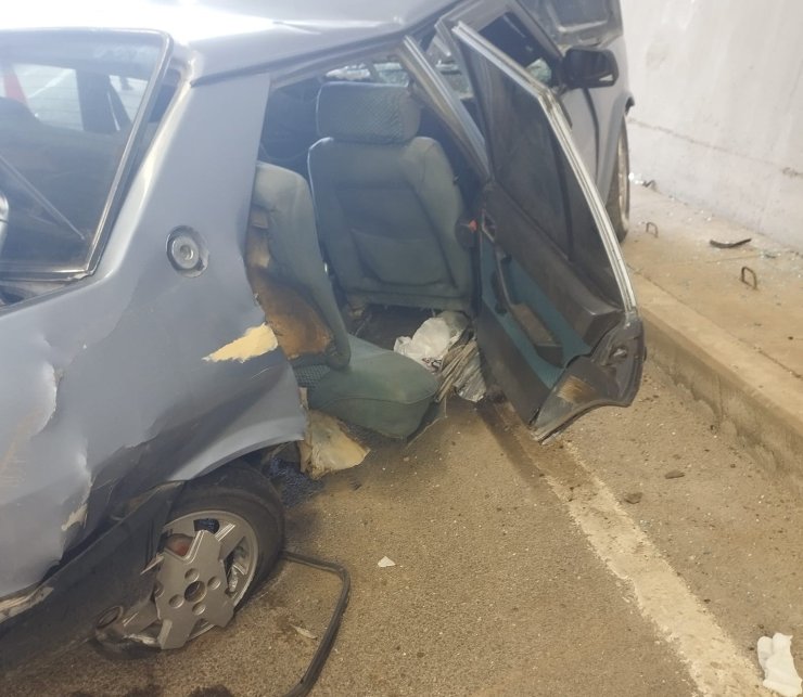 Tünelde duvara çarpan Tofaş hurdaya döndü: 3 yaralı