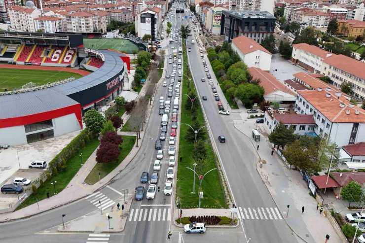 Türkiye’nin geçiş güzergahı Yozgat’ta bayram trafiği yoğunluğu