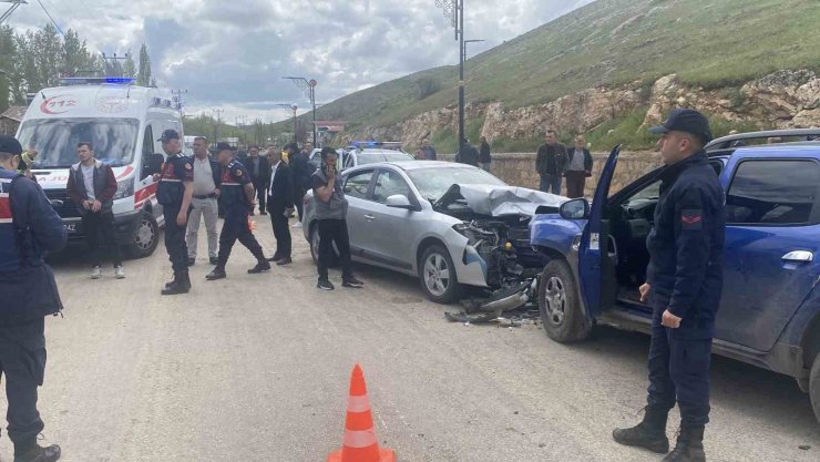 Kafa kafaya çarpıştılar, 8 kişi yaralandı