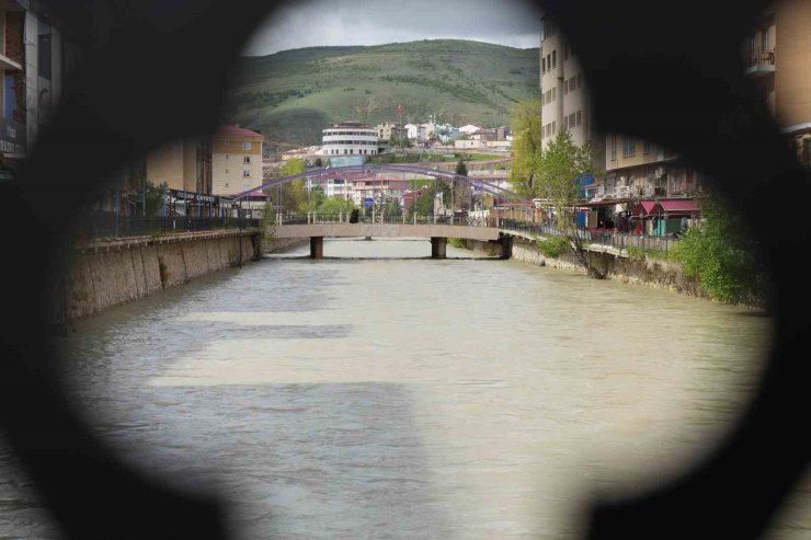 Bahar yağışları Çoruh Nehri’nin su seviyesini yükseltti