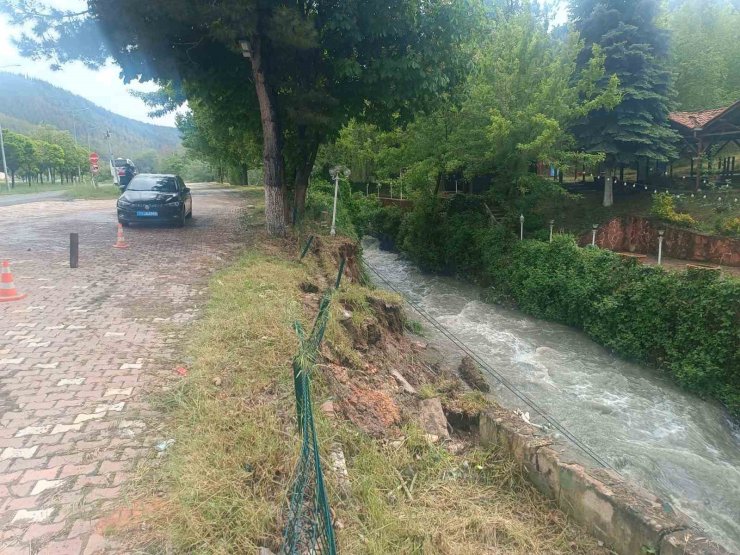Bilecik’te istinat duvarı çöktü, toprak kayması meydana geldi