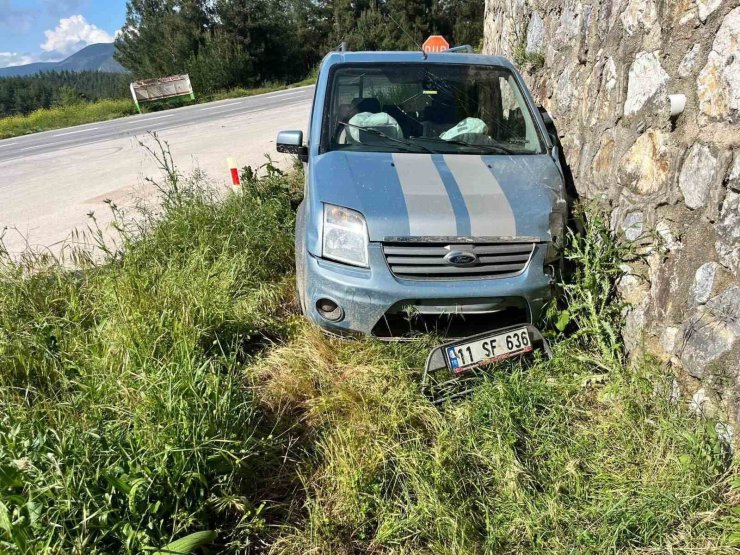 Direksiyon hâkimiyetini kaybeden otomobil sürücüsü istinat duvarına çarptı: 1 yaralı