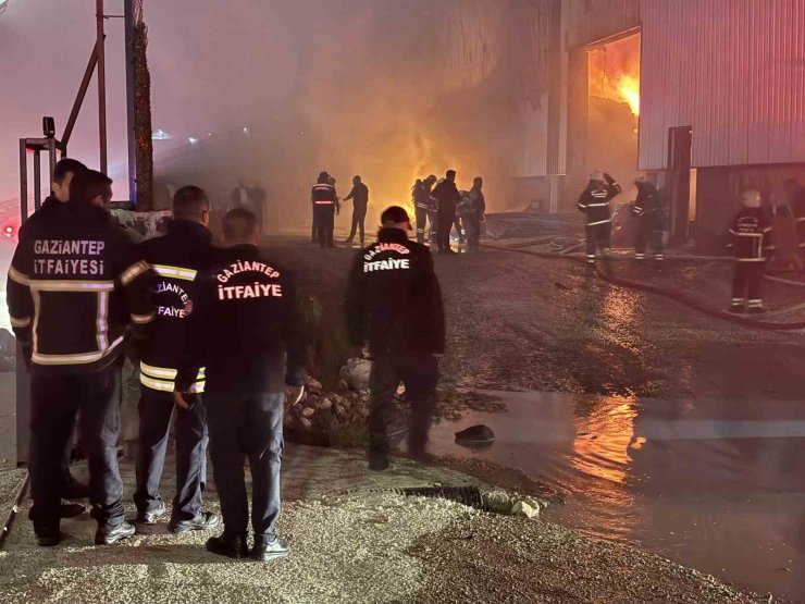 Gaziantep’te mobilya fabrikasında yangın