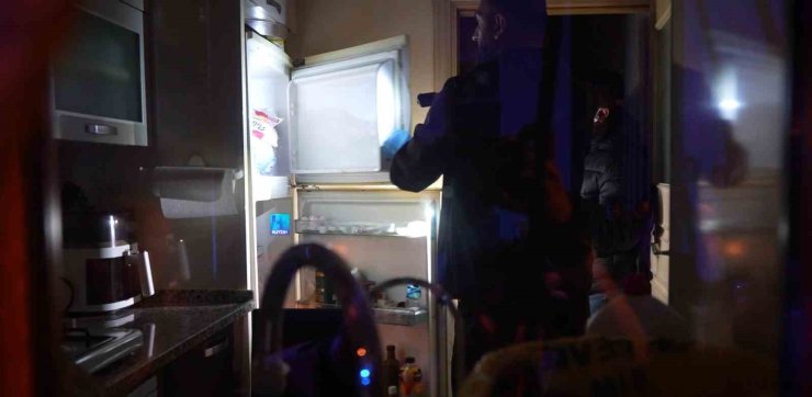 Ceset kokusu sanıldı, gerçek polisin eve girmesiyle ortaya çıktı