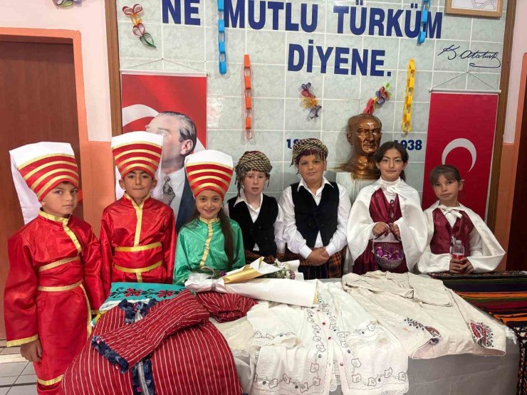 Hacıabdullah’ta el emeği ürünler sergilendi