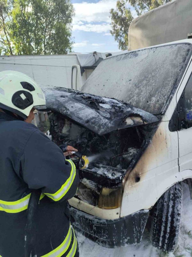 Antakya’da kamyonet yangını
