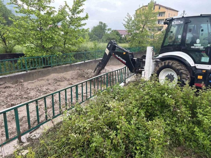 Debisi artan dere taştı, köy halkı tedirgin oldu