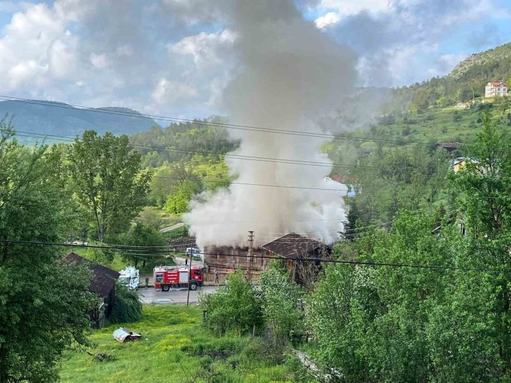 Kastamonu’da 250 yıllık tarihi konak çıkan yangında hasar gördü