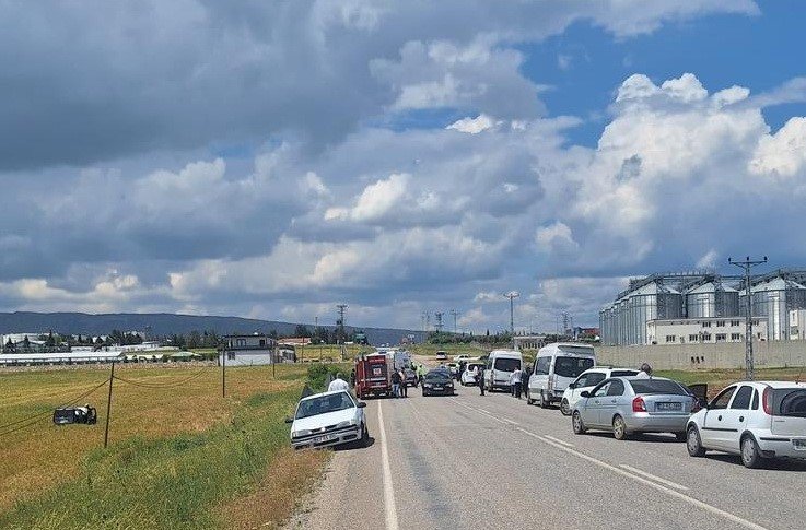 Otomobil ile hafif ticari araç çarpıştı: 3 yaralı